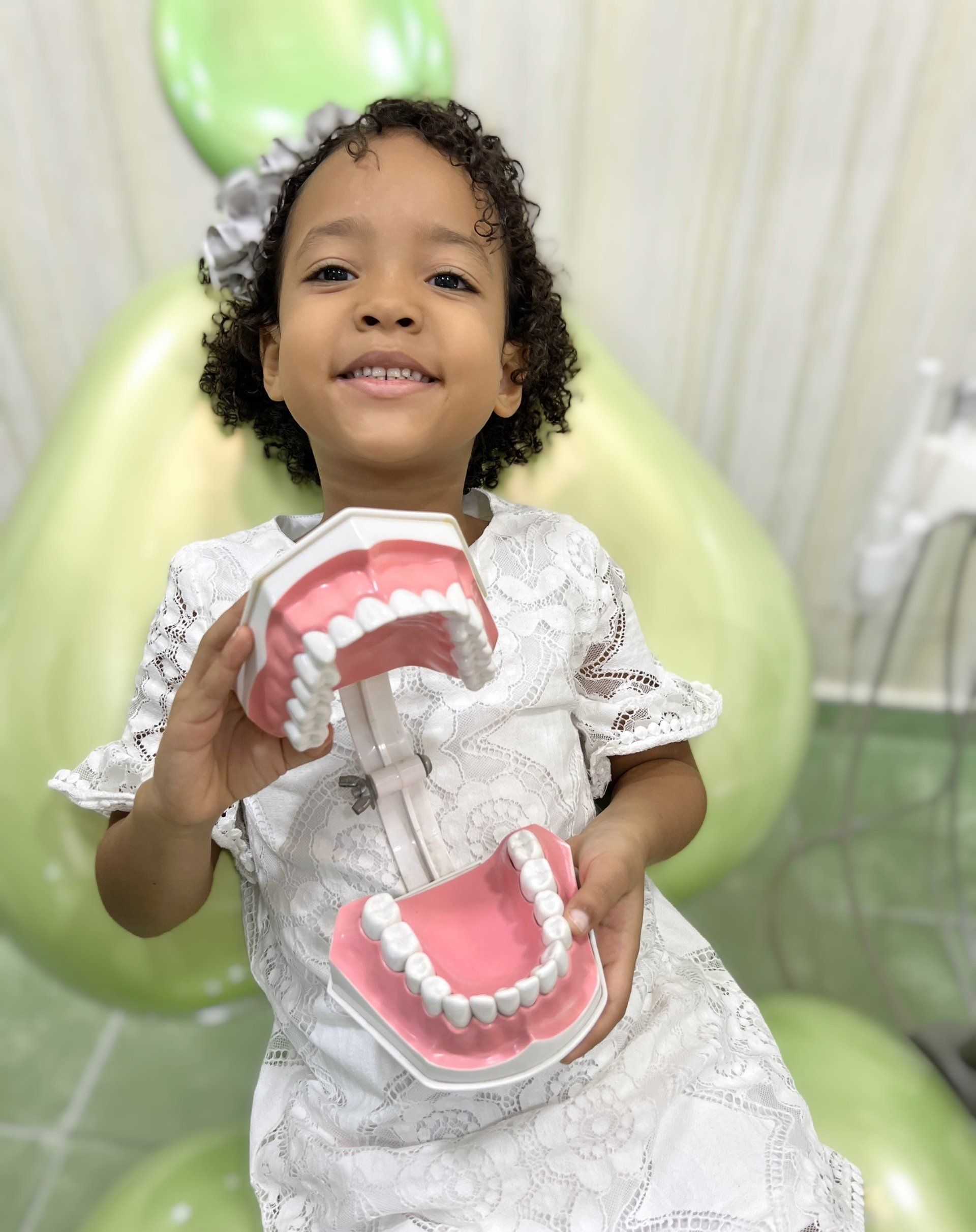 Equipo del Centro Dental Cibao atendiendo a una paciente